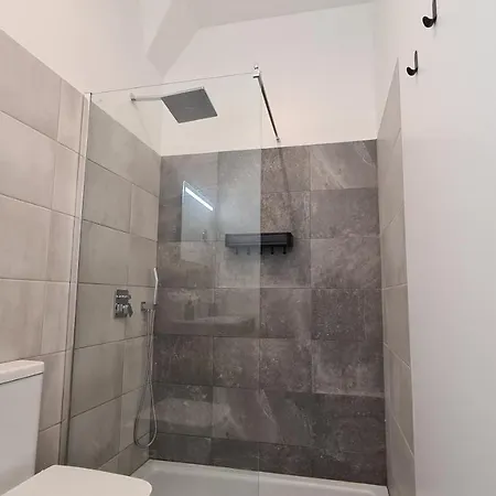 Luxury Apartment With Private Pool & Garden Appartamento